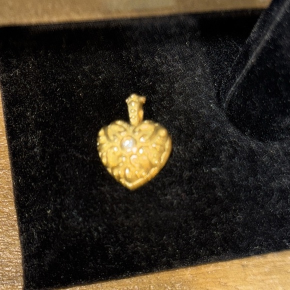 Katy Briscoe “My Cherie” Heart Pendant 18k Solid Gold heart with diamond Pendant - Picture 5 of 10